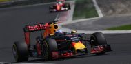 Daniel Ricciardo por delante de Sebastian Vettel - LaF1