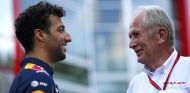 Daniel Ricciardo (izq.) y Helmut Marko (der.) – SoyMotor.com