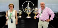 Serena y Richard Fox en Baréin 2015, con trofeos de su creación - SoyMotor