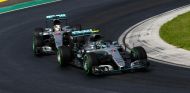 Rosberg y Hamilton durante un GP esta temporada - LaF1