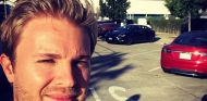 Nico Rosberg se hace un selfie antes de entrar en las instalaciones de Tesla - SoyMotor