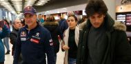 Carlos Sainz Sr a su llegada a España, recibido por Jr y la familia - SoyMotor