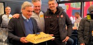 Pirelli organiza una fiesta sorpresa a Sainz por ganar el Dakar 2020 - SoyMotor.com
