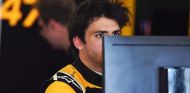 Carlos Sainz analiza una tabla de tiempos en el Circuit de Barcelona-Catalunya - SoyMotor