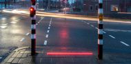 Un semáforo en el suelo contra los adictos al móvil: ¡alto, smombies! - SoyMotor.com