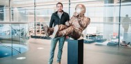 La famosa escultura de bronce de Senna, en exposición en Barcelona - SoyMotor.com
