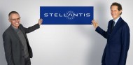 Carlos Tavares y John Elkann, director ejecutivo y presidente de Stellantis - SoyMotor.com