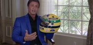 Sylvester Stallone con el casco que le regaló Ayrton Senna - LAF1