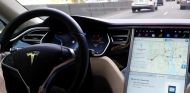 El 'piloto automático' de Tesla ayudará al conductor en su día a día - SoyMotor