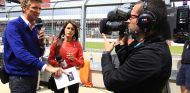 Equipo de TF1 con la mujer de Romain Grosjean, Marion, en Silverstone - SoyMotor.com