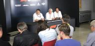 Nikolas Tombazis, Charlie Whiting y Matteo Bonciani en Barcelona - SoyMotor.com
