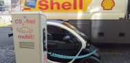 Foto en la que aparece un camión cisterna de Shell y un punto de carga eléctrico independiente - SoyMotor