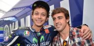 Valentino Rossi posa junto a Fernando Alonso, hoy en Mugello - LaF1