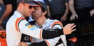 Alonso bromea con Vandoorne en el GP de Brasil - SoyMotor