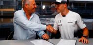 Stoffel Vandoorne estrecha la mano a Ron Dennis tras la firma de su nuevo contrato - LaF1