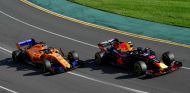 Max Verstappen y Fernando Alonso en Australia - SoyMotor.com