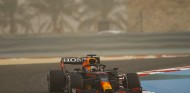 Verstappen reina en la tormenta de arena; Mercedes sufre
