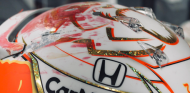 Verstappen expone el casco de Silverstone en una de sus tiendas - SoyMotor.com