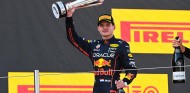 Verstappen gana en España por avería de Leclerc y lidera el Mundial - SoyMotor.com