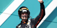 Verstappen gana otro duelo a Leclerc en Miami; podio de Sainz - SoyMotor.com