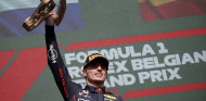 Verstappen remonta hasta la victoria en Bélgica con Pérez y Sainz en el podio - SoyMotor.com