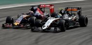 Max Verstappen adelantando a Serio Pérez por el exterior en el Gran Premio de Brasil - LaF1