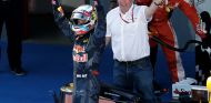Max Verstappen celebra en España 2016 bajo la atenta mirada de Helmut Marko – SoyMotor.com