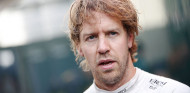 Vettel, víctima de un robo en Barcelona… ¡y persigue a los ladrones en patinete! - SoyMotor.com