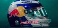 Vettel vuelve a su primer casco con Red Bull por Mateschitz
