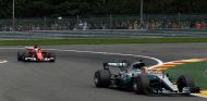 Vettel y Hamilton durante la carrera de Spa - SoyMotor.com