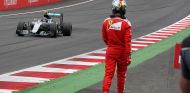 Vettel observa a Rosberg tras abandonar en Austria 2016 - SoyMotor