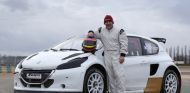 Jacques Villeneuve junto al Peugeot 208 de Albatec Racing - LaF1