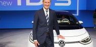 Herbert Diess con el Volkswagen ID.3 - SoyMotor.com