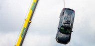 Volvo deja caer coches nuevos desde 30 metros de altura - SoyMotor.com