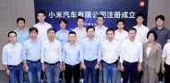 Lei Ju junto a los primeros trabajadores de la filial automovilística de Xiaomi - SoyMotor.com