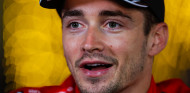 La broma de Leclerc que casi causa infartos en el muro de Ferrari - SoyMotor.com