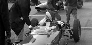 Hombre disfrazado de Papa Noel en un F3 en Brands Hatch en 1962 - SoyMotor.com