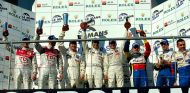 Podio de las 24 horas de Le Mans de 2008, con Jacques Villeneuve, Marc Gené y Olivier Panis - SoyMotor.com