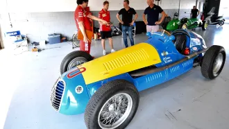 Vettel_Fangio_166_FL_1949_Silverstone_2018_soy_motor.jpg