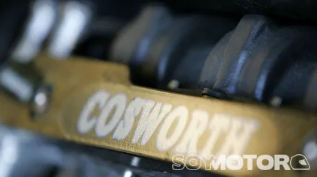 Logo Cosworth.