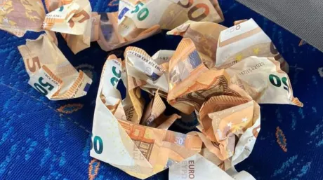Llueven billetes de 50 euros tras un accidente en la A-7