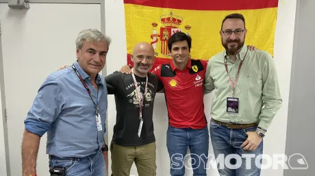 Antonio Lobato y Cristóbal Rosaleny entrevistan a Carlos Sainz en los test de pretemporada F1 2023 de Baréin - SoyMotor.com