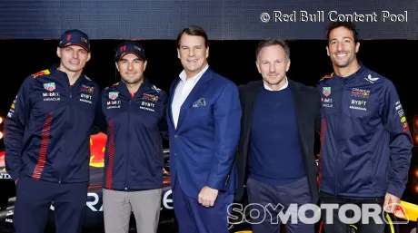 Jim Farley y Christian Horner con los pilotos de Red Bull