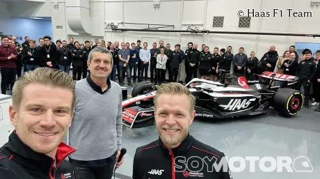 Kevin Magnussen y Nico Hülkenberg junto al resto del equipo Haas