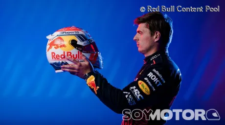Max Verstappen con su casco para 2023