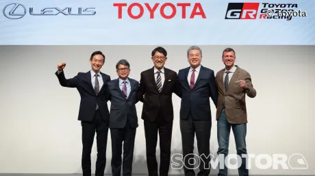 Koji Sato, en el centro de la imagen junto a otros directivos de Toyota - SoyMotor.com