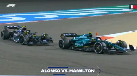 Adelantamiento de Alonso a Hamilton en Baréin