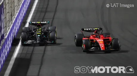 Lewis Hamilton y Carlos Sainz en Yeda