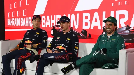 Pérez y Marko hablan del Aston Martin de Alonso como "el tercer Red Bull" - SoyMotor.com