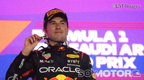 Pérez puede con Verstappen y gana en Yeda; Alonso, fuera del podio por sanción - SoyMotor.com